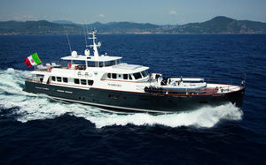super-yacht di lusso tradizionale / con cabina di pilotaggio / in alluminio / con scafo dislocante