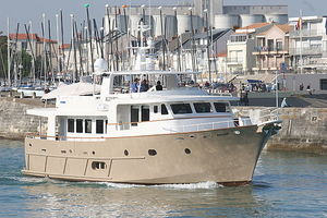 motor-yacht tradizionale / con cabina di pilotaggio / in alluminio