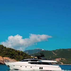 motor-yacht da crociera / con fly / in fibra di vetro / con scafo planante