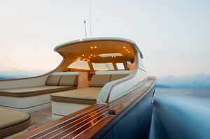 motor-yacht da crociera / lobster / hard-top / con scafo dislocante