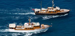 motor-yacht tradizionale / con fly / su misura