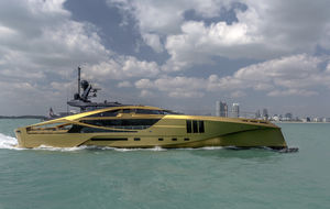 mega-yacht con cabina di pilotaggio / con fly / in carbonio / con 5 cabine