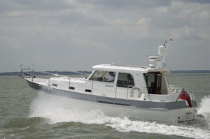cabinato entrobordo / diesel / fluviale / tradizionale