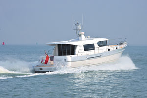 cabinato entrobordo / diesel / fluviale / tradizionale