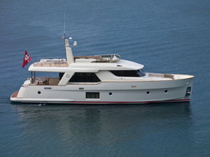 motor-yacht da crociera / con fly / raised pilothouse / con scafo dislocante