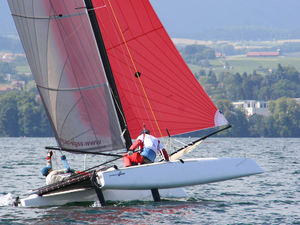 catamarano sportivo da regata / doppio / con trapezio doppio / spinnaker asimmetrico