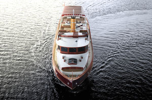 motor-yacht tradizionale / con cabina di pilotaggio / in acciaio / dislocante