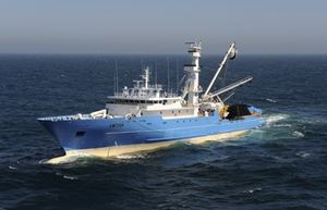 nave da pesca professionale tonniera