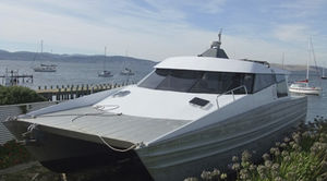motor-yacht catamarano / da charter / con cabina di pilotaggio / in alluminio