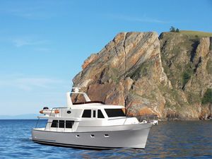 motor-yacht tradizionale / trawler / con fly