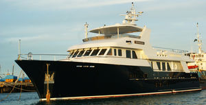 motor-yacht da crociera / con fly / in acciaio / dislocante