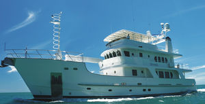 motor-yacht da crociera / explorer / con cabina di pilotaggio / in acciaio