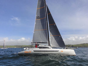 catamarano / da regata e crociera / con poppa aperta