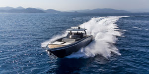 motor-yacht rapido / open / GRP / con scafo planante