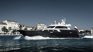 motor-yacht tradizionale / con cabina di pilotaggio / in alluminio / con scafo semiplanante