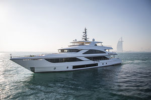 super-yacht da crociera / con fly / con cabina di pilotaggio / in linea d'asse