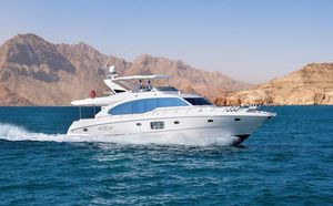 motor-yacht da crociera / con fly / con scafo dislocante