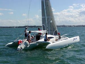 trimarano / da crociera costiera / con poppa aperta