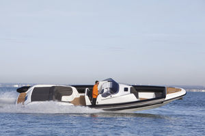 gommone entrobordo / semirigido / con console centrale / offshore