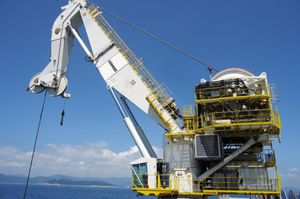 gru per nave / di bordo / con compensazione attiva / con braccio articolato