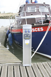 colonnina di distribuzione elettrica / con illuminazione incorporata / per pontile