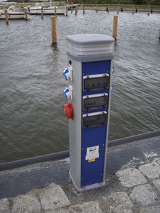 colonnina di distribuzione elettrica / di distribuzione di acqua / con illuminazione incorporata / per pontile