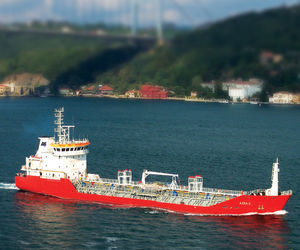 nave cargo petroliera / chimichiera