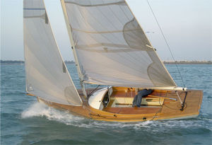 barca a vela day-sailer / tradizionale / con poppa aperta / con bompresso