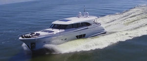 motor-yacht da crociera / con cabina di pilotaggio / con 3 cabine / su misura