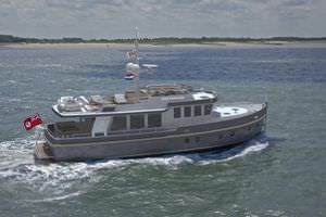 motor-yacht da crociera / explorer / con fly / con scafo dislocante