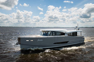 motor-yacht da crociera / hard-top / dislocante / con 2 cabine