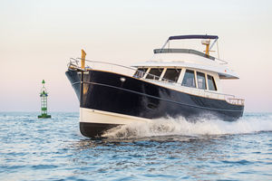 motor-yacht tradizionale / lobster / con fly / dislocante