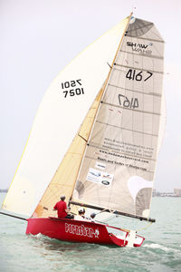 barca a vela con chiglia da regata / con poppa aperta / a chiglia retrattile / con bompresso