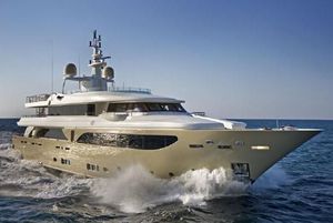 super-yacht da crociera / raised pilothouse / dislocante / con 5 cabine
