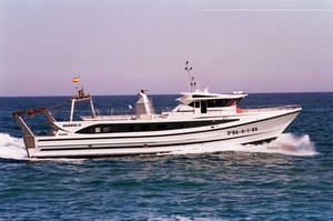 nave da pesca professionale peschereccio a strascico