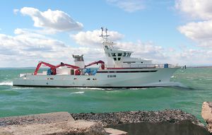 nave da pesca professionale tonniera