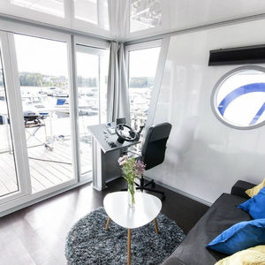 barca a motore house-boat catamarano / fuoribordo / con doppio ponte a terrazza / max. 4 persone