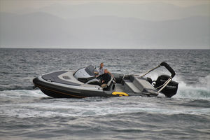 gommone fuoribordo / bimotore / con carena a gradino / sportivo