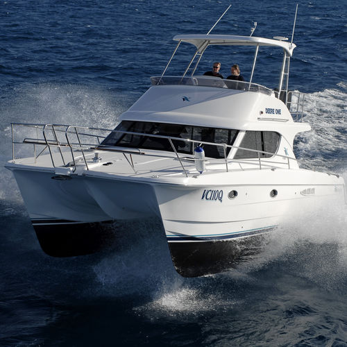 catamarano a motore : cabinato da pesca sportiva con fly V1100 DISCOVERY Voyager Catamarans
