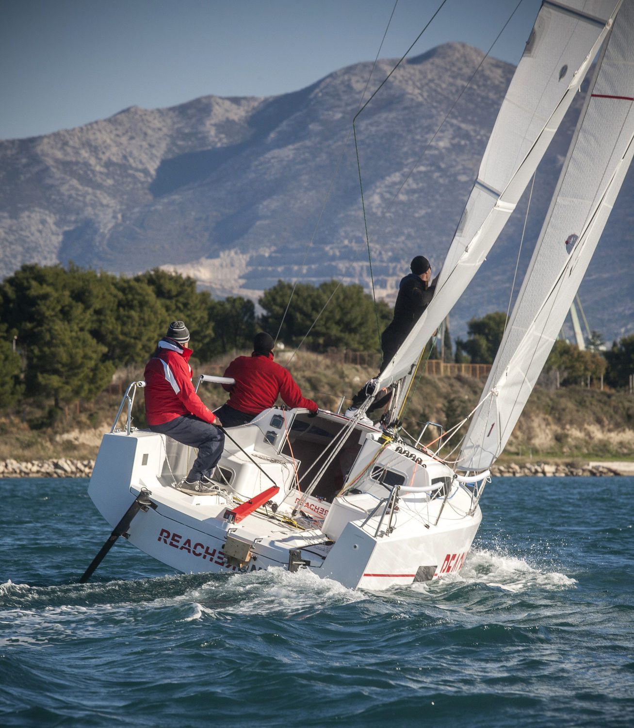Barca a vela da regata e crociera 780 Reacher con poppa aperta / con 4 cuccette / a