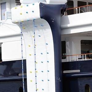 gioco acquatico muro da scalata