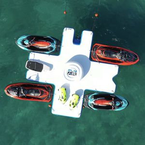 gioco acquatico con piattaforma
