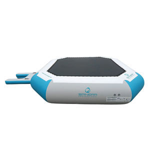 gioco acquatico con piattaforma