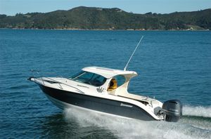 cabin-cruiser fuoribordo / hard-top / con cockpit chiuso / da pesca sportiva