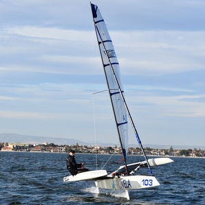 barca a vela con foil