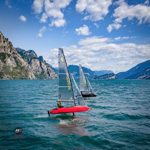 barca a vela con foil