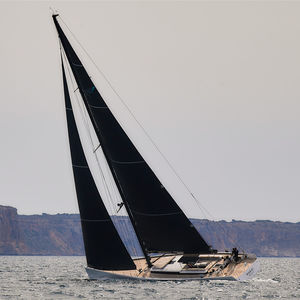 sailing-yacht da crociera / da regata / con pozzetto centrale / in carbonio