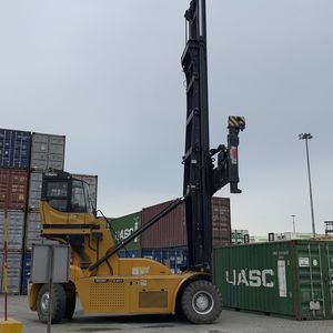 carrello portacontainer vuoto