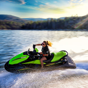 moto d'acqua seduto