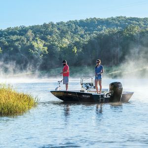 bass boat fuoribordo / con console centrale / da pesca sportiva / in alluminio